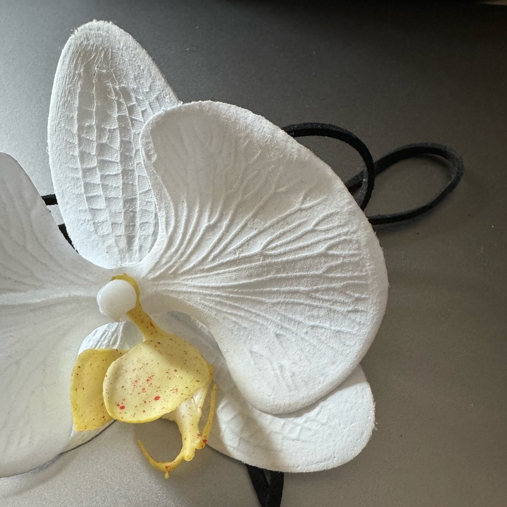 Orchid necklace on leather - Picture 5 of 8
